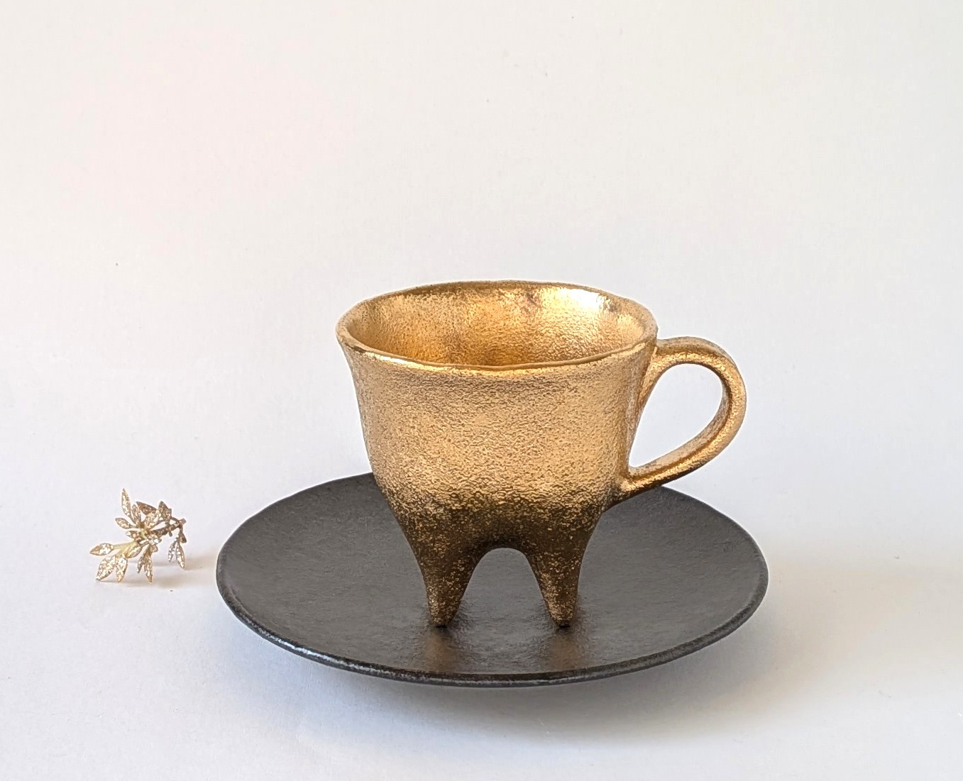 四足　金　珈琲碗皿