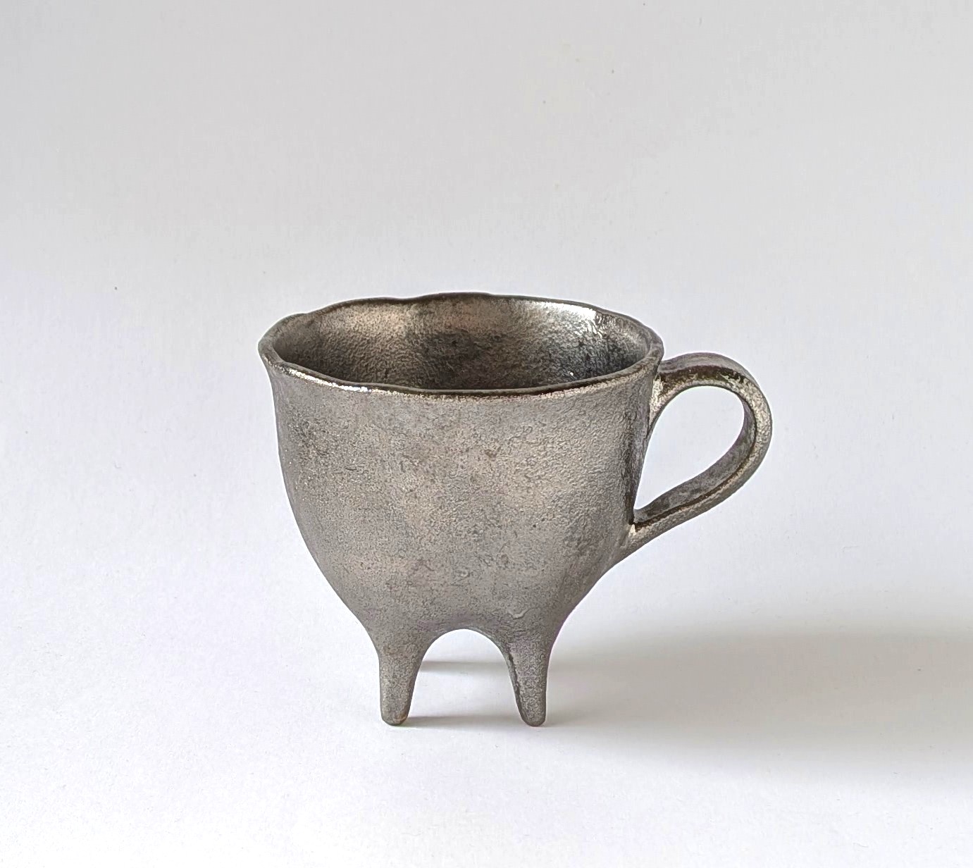 四足　銀　マグ